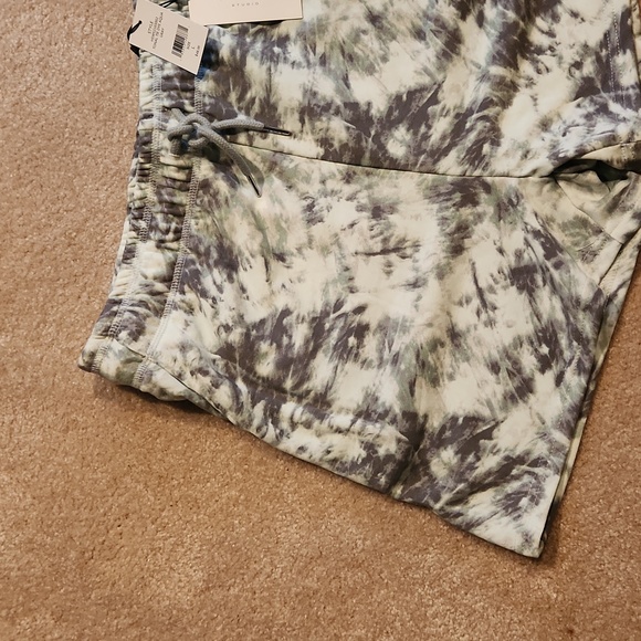 H HALSTON - WOMENS LARGE-  -AQUA-GRAY TIE DIE SHORTS - Picture 3 of 8